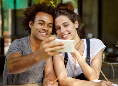 chico y chica hacen selfie en un restaurante