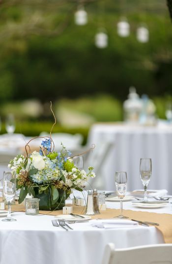 свадебный стол на открытом воздухе